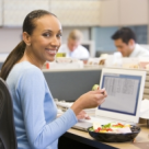 Cum ne influenteaza alimentatia munca de la birou: Cele mai frecvente greseli