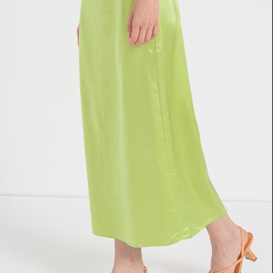 Fustă evazata de satin Only în nuanță de verde lime, perfectă pentru a fi purtată cu o pereche de papuci eleganți