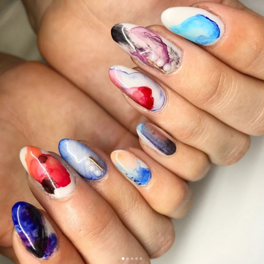 Manichiura picturala cu flori salbatice de vara 