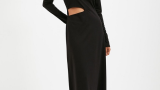 Rochie midi neagră, simplă, cu decupaj lateral minimalist și sexy 
