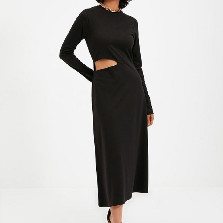 Rochie midi neagră, simplă, cu decupaj lateral minimalist și sexy 
