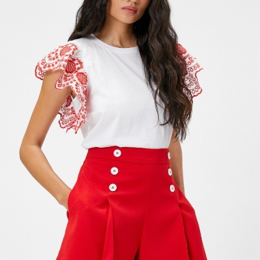 Tricou alb simplu, de bumbac, cu mâneci sangallo statement și imprimeu floral roșu 