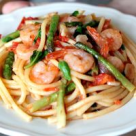 Paste cu sparanghel, creveti si busuioc 