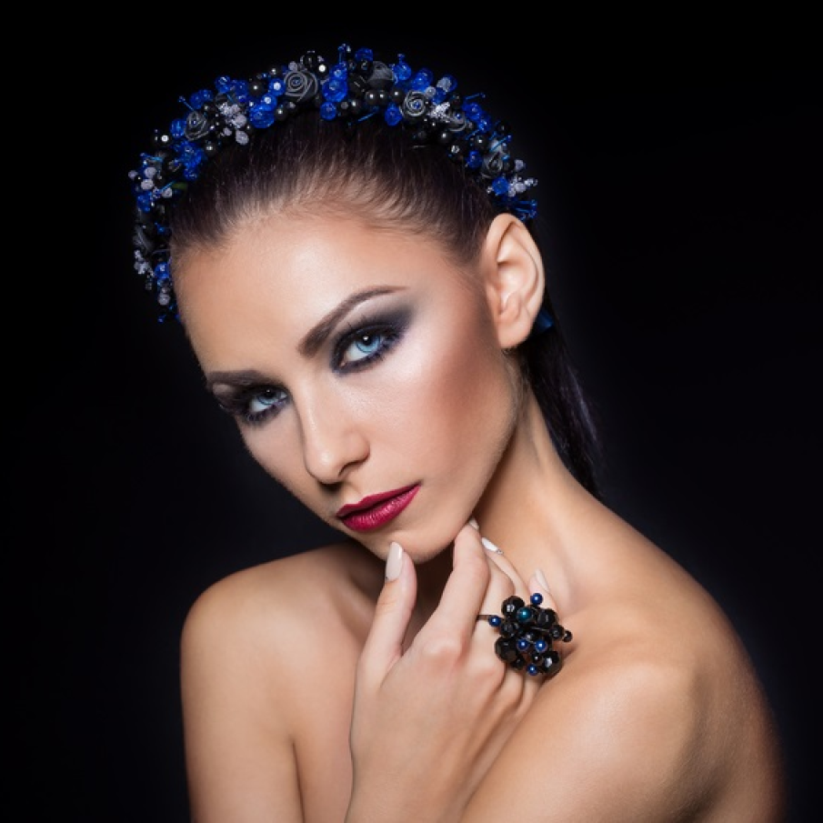 Bijuterii de par: florile folosite pentru decorarea bentitelor de par in vara 2020 sunt mai reduse in dimensiuni decat in sezoanele anterioare