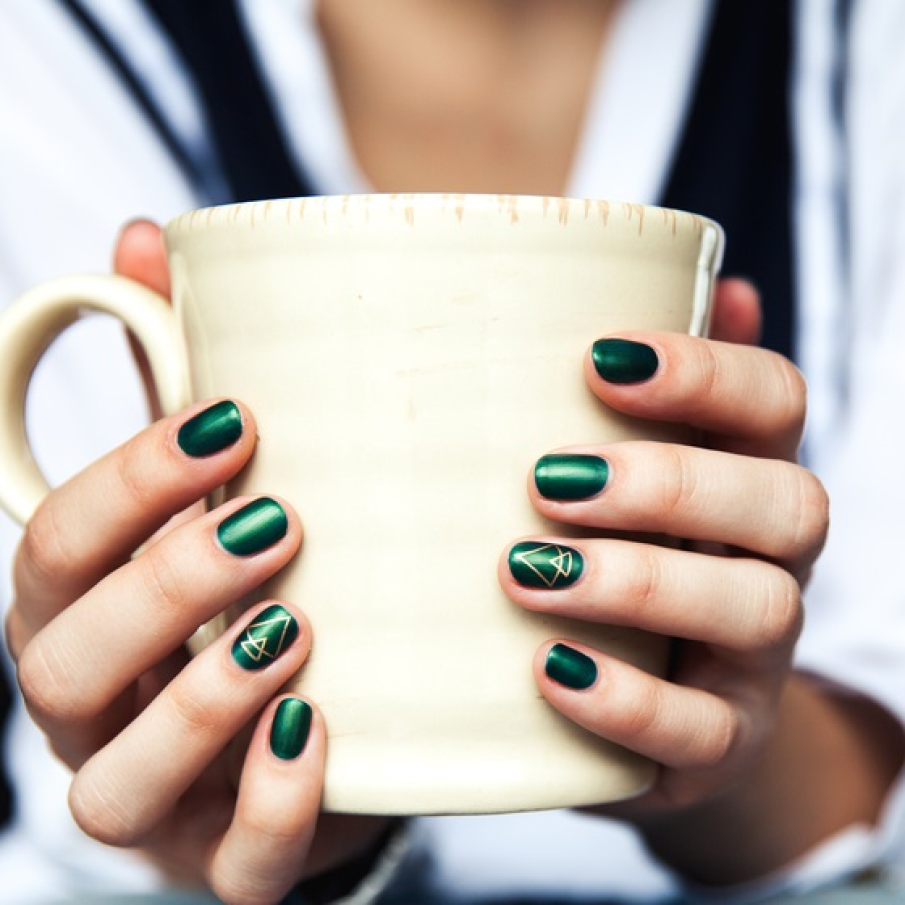 Manichiura verde cu braduti 