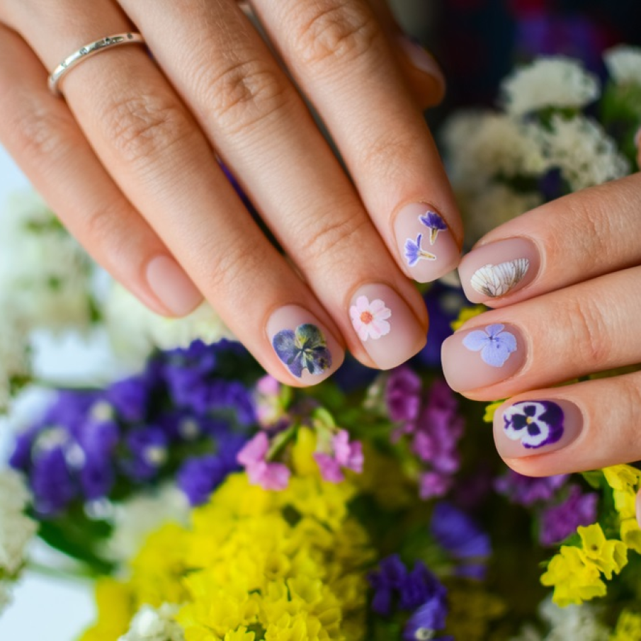 Manichiură delicată și diafană cu patternuri botanice pe aproape toate unghiile 