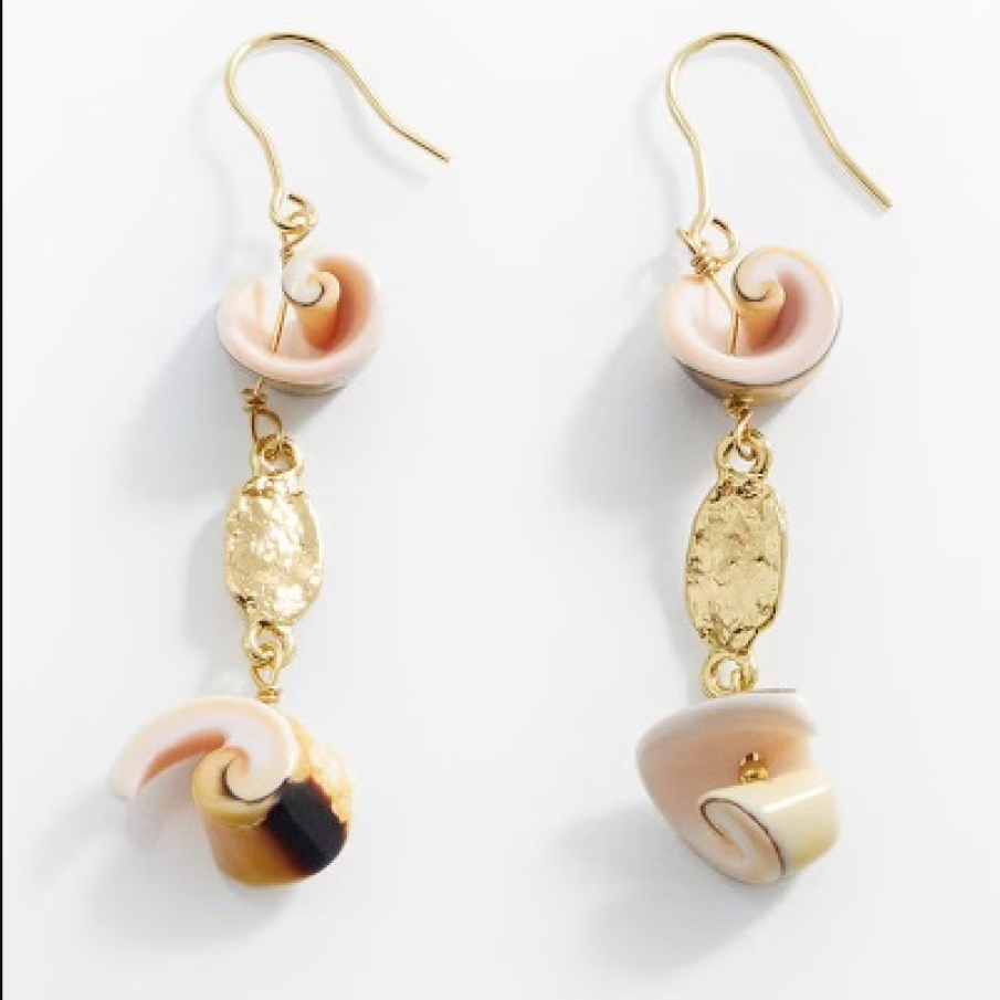 Cercei aurii cu tortiță și detalii în formă de cochilii de la Mango 