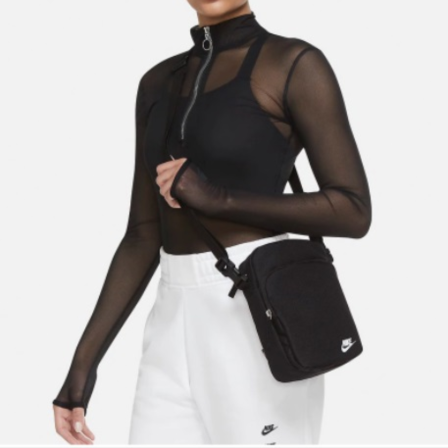 Borseta Nike Heritage tip crossbody este practică, ușoară și o poți lua peste tot cu tine. 