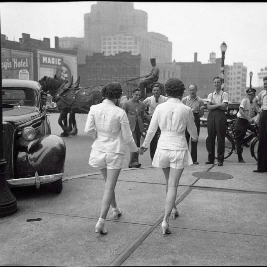 2 femei isi arata pentru prima data picioarele - 1937