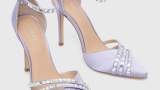 Pantofi cu toc subțire de la Guess, în nuanță de violet lavandă, din țesătură de satin și mici elemente decorative transparente