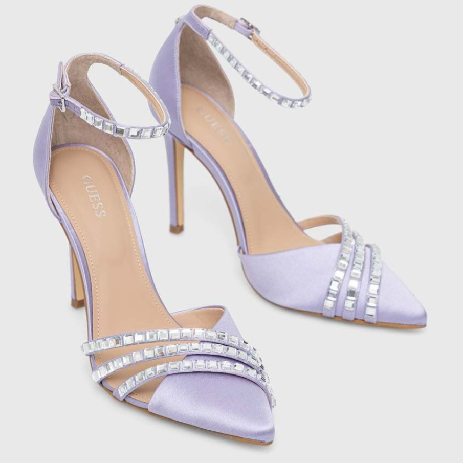 Pantofi cu toc subțire de la Guess, în nuanță de violet lavandă, din țesătură de satin și mici elemente decorative transparente