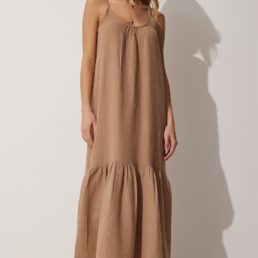Rochie maxi lejeră și practică by Happiness İstanbul, cu terminație cu peplum, din bumbac. Culoarea sa este un plăcut bej ciocolatiu 