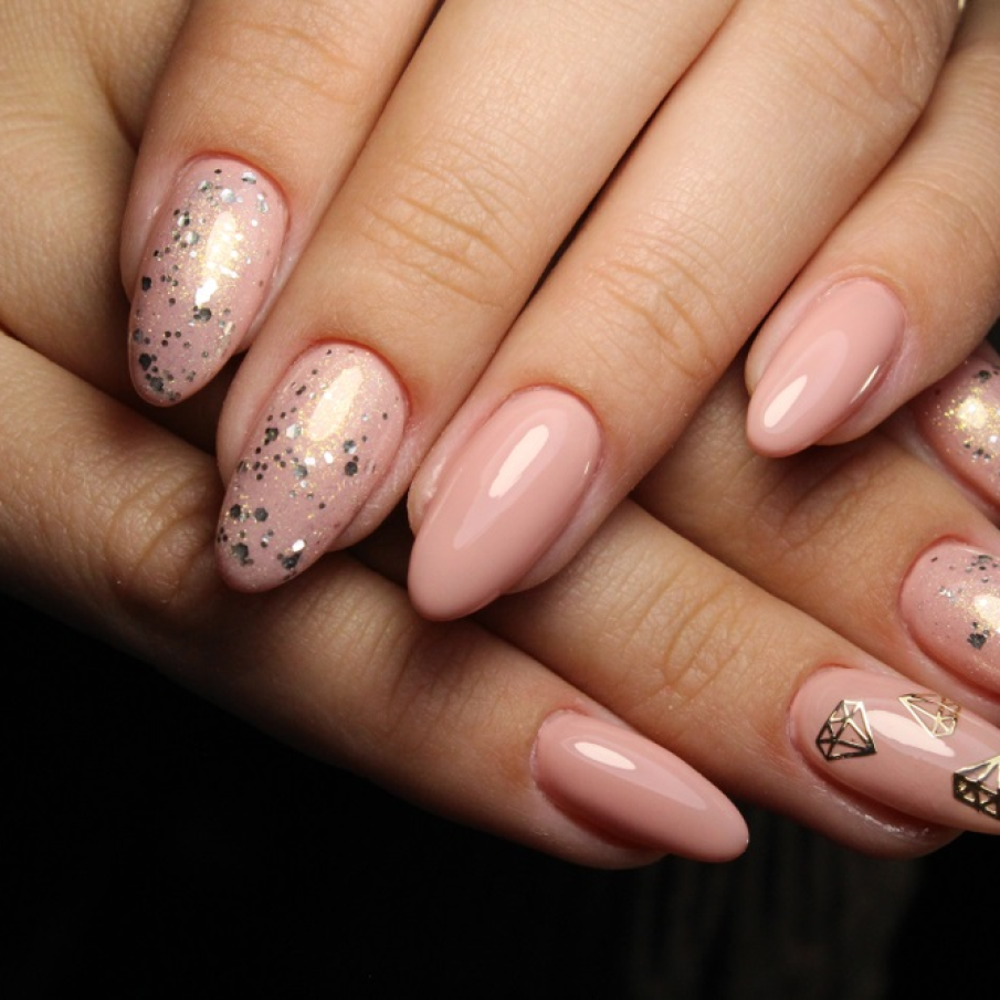 Glitterul aplicat peste o manichiura roz nude lacuita arata spectaculos de Craciun! 