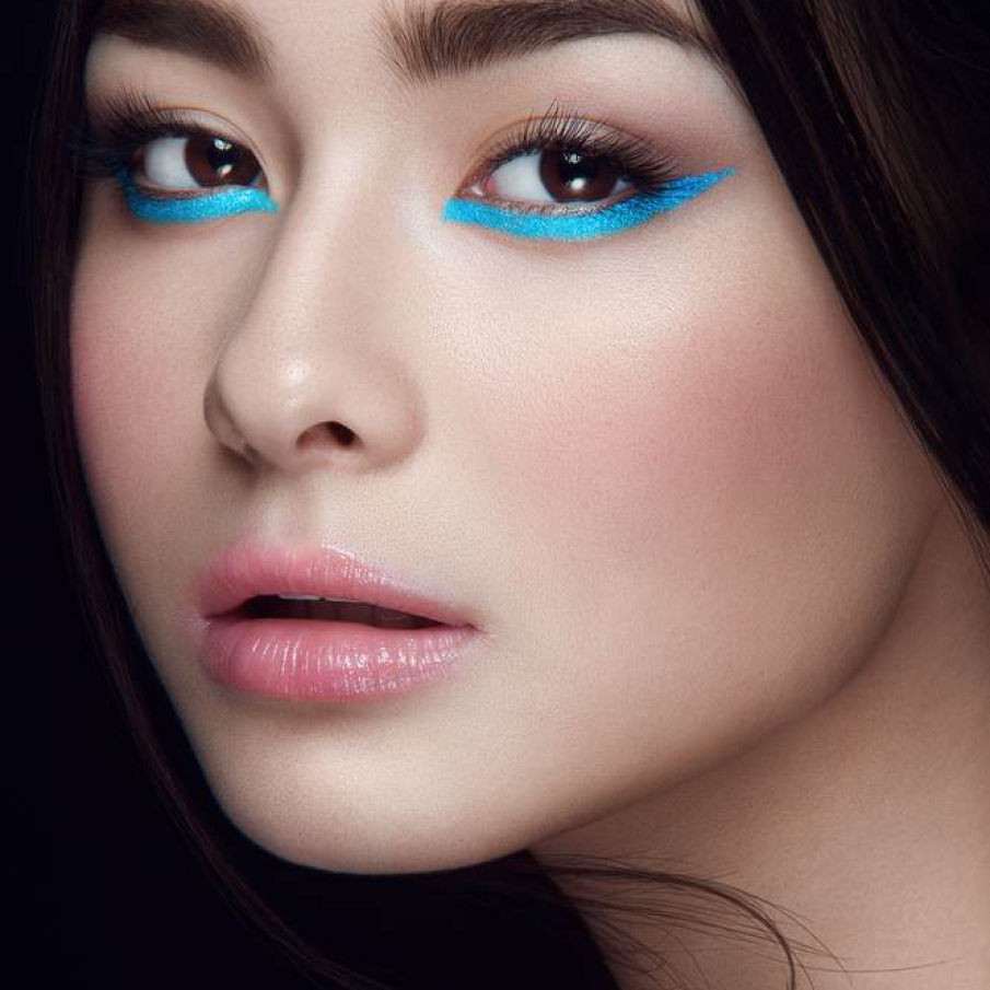 Linie de tus neon sub pleoapa inferioara