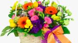 Aranjamente florale - Coș cu flori multicolore