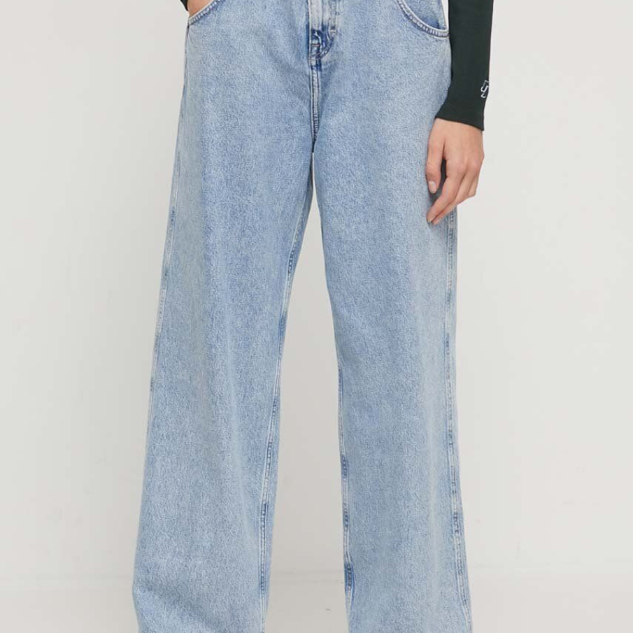 Jeanși din colecția Tommy Jeans în stil baggy, lălăi, cu talie căzută, perfecți pentru a fi purtată cu încălțăminte sport cu talpă înaltă