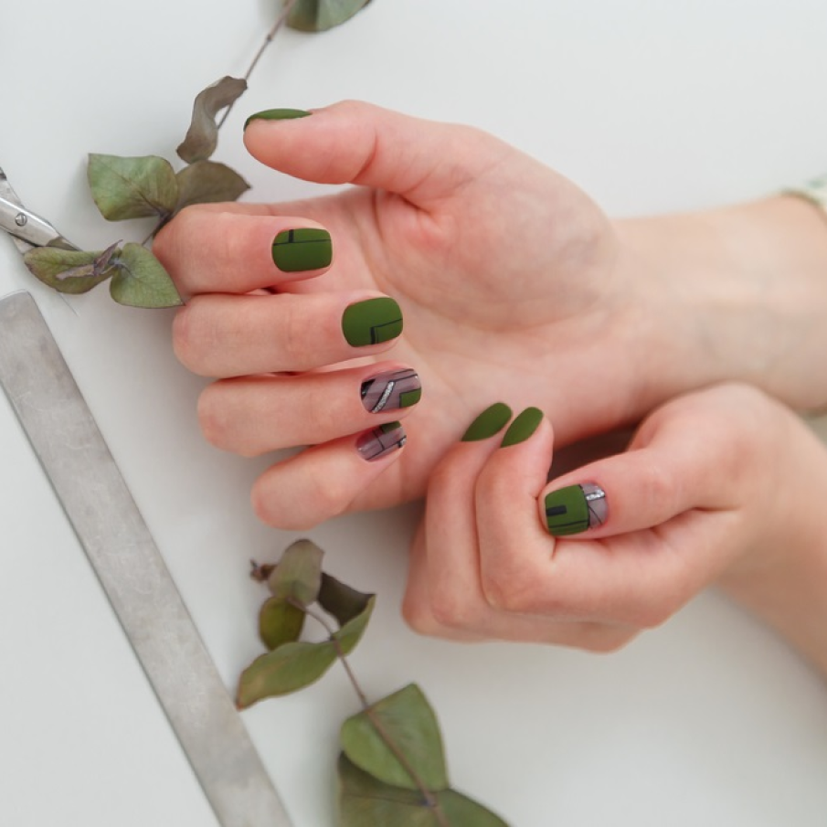 Unghiute geometrice, cu verde dark inspirat de frunzele eucaliptului