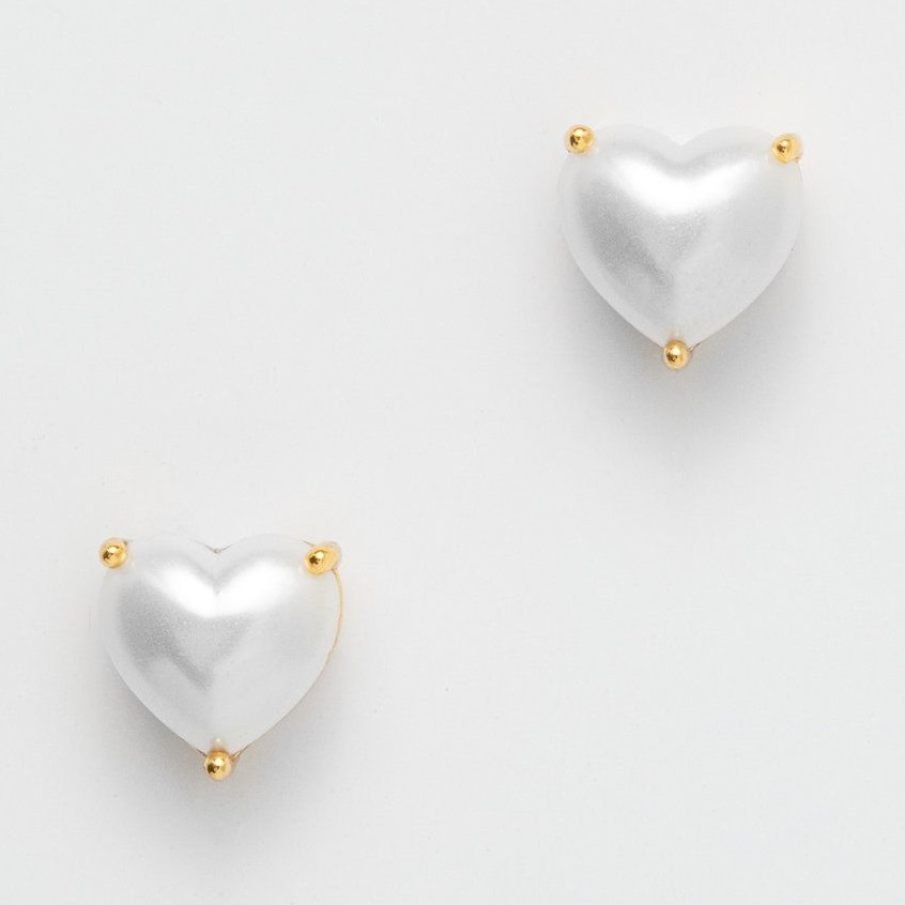 Cercei perlați albi de la Kate Spade, în formă de inimă, decorați cu un pic de auriu