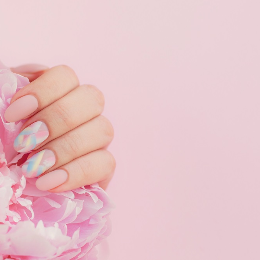 Manichiură mata în culorile pastelate ale curcubeului, o simfonie dulce de primăvară a culorilor 