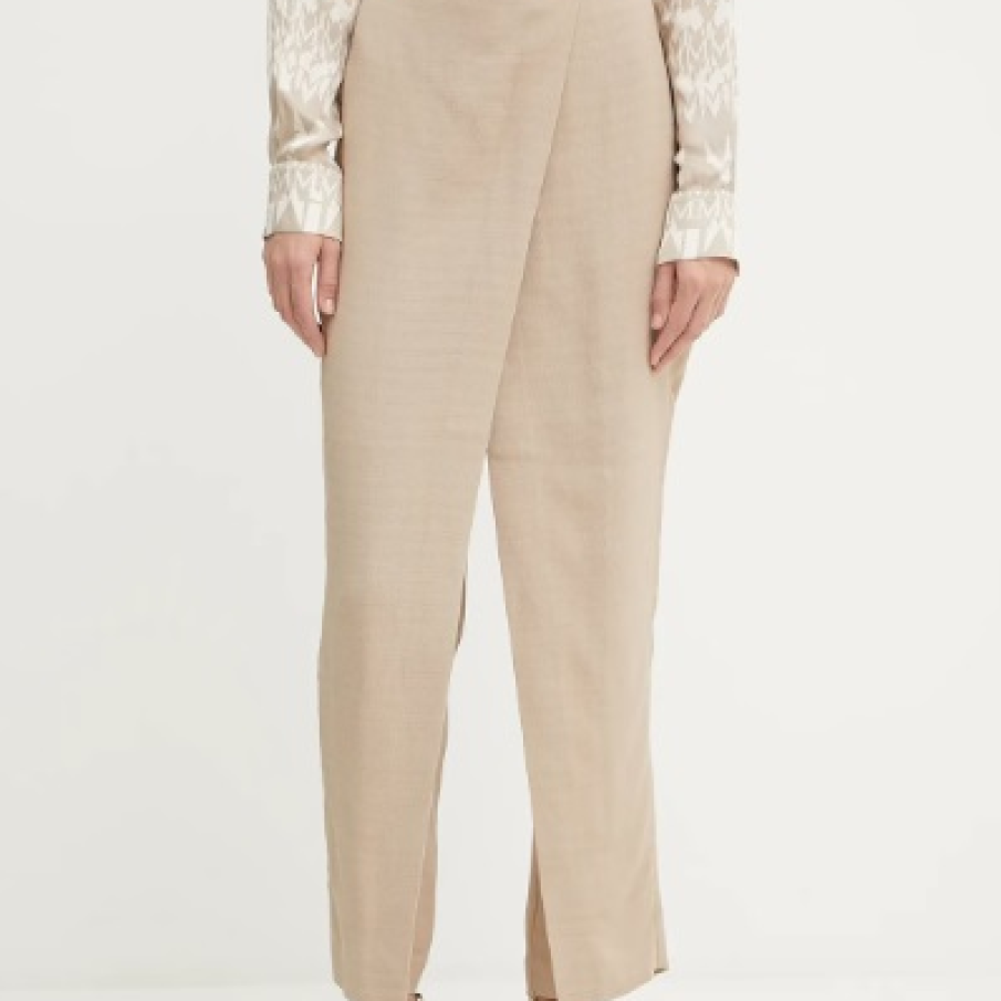 Pantalonii în tendințe în vara 2025 sunt cei care atrag atenția asupra taliei și o structurează cu stil