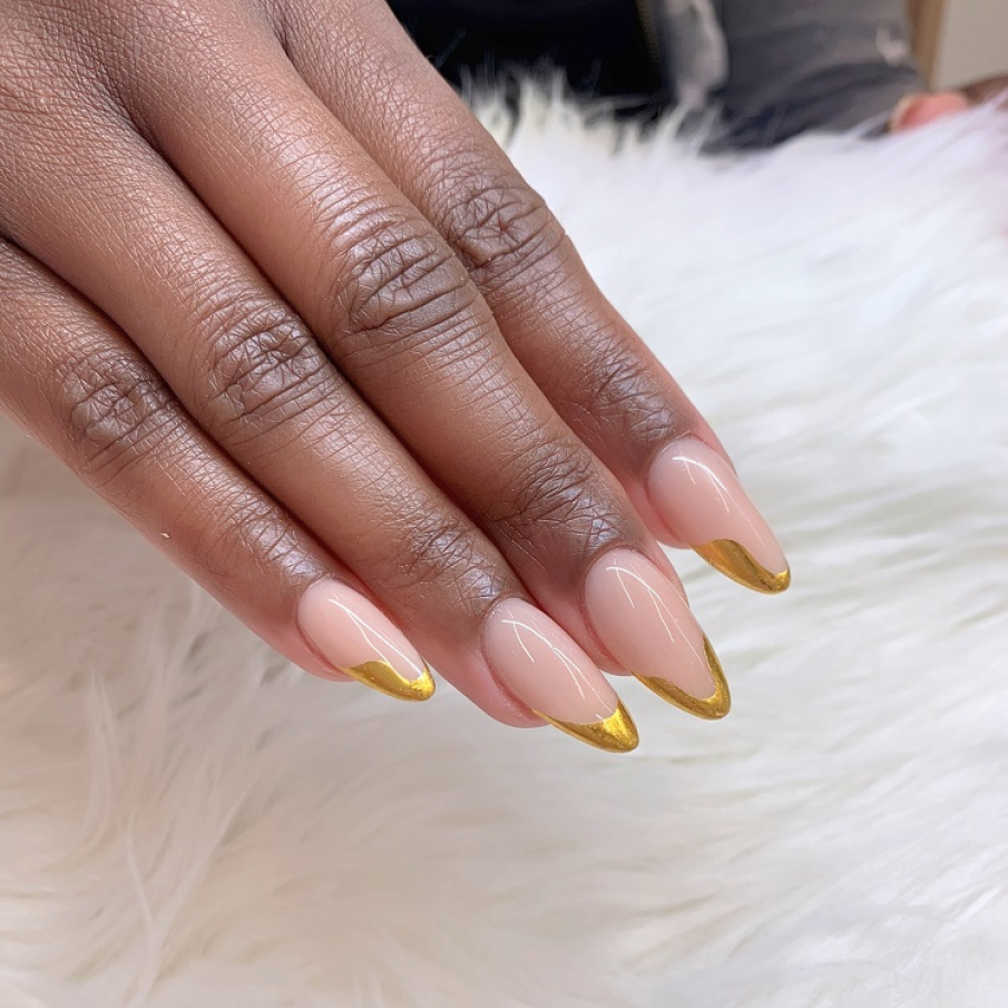 Modele de manichiură french cu accente luxoase și prețioase, în tendințe în 2025