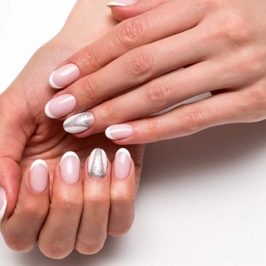 Manichiura french ovala, cu accente de stralucire pe unghia inelarului