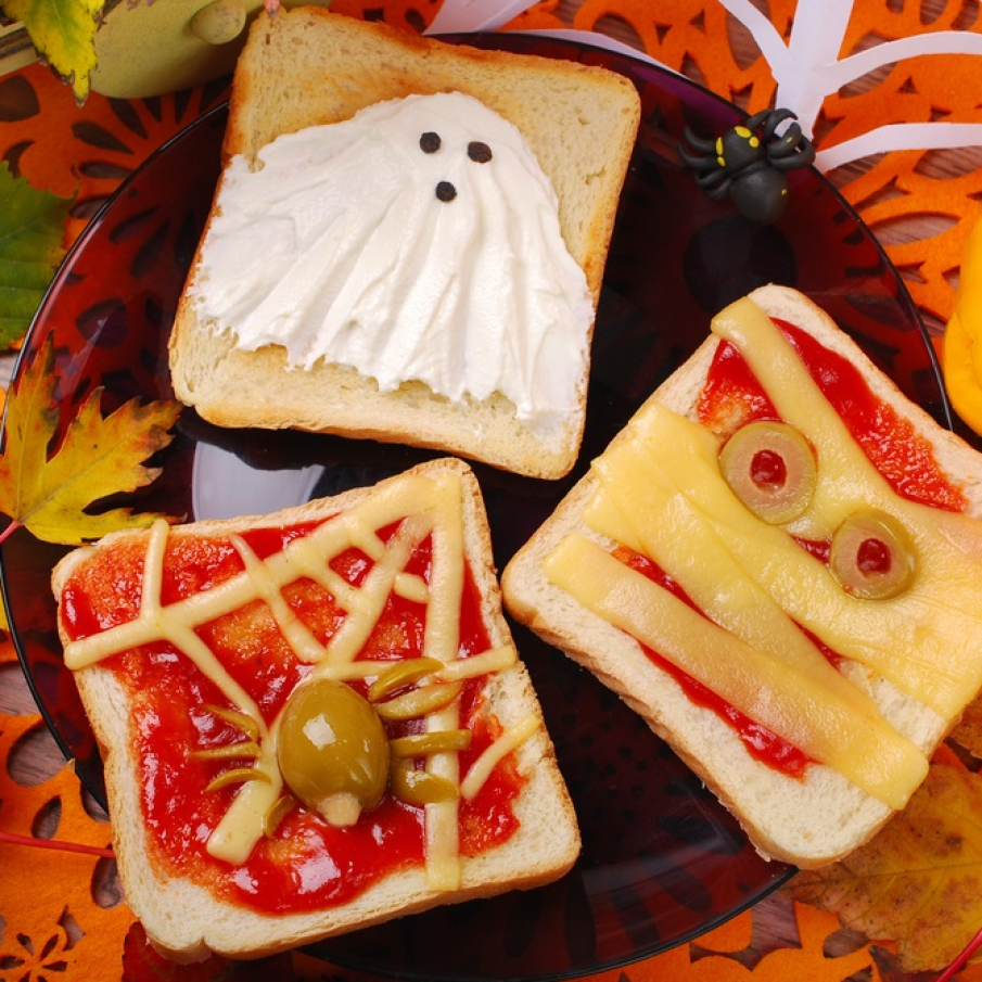 Sandvișuri creative pentru masă de Halloween cu fantome albe și ochioase, monștri verzi și pânze de păianjen