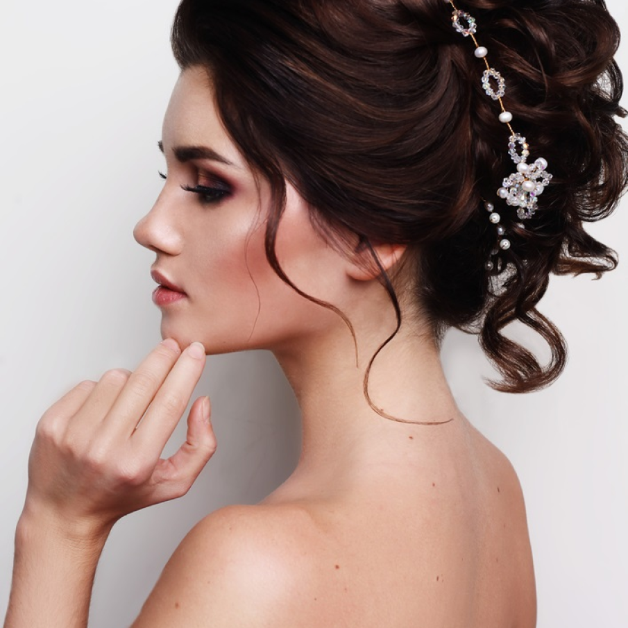 Coafurile împodobite cu bijuterii de par arată minunat pentru un eveniment de seară 