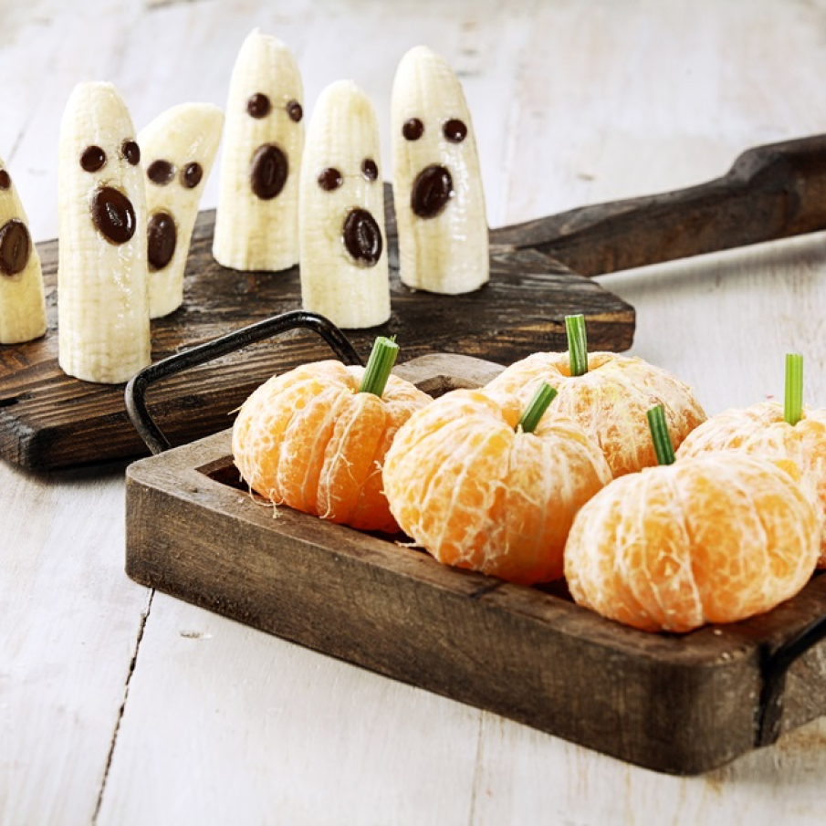 Deliciu sănătos și gustos pentru copii de Halloween: fantome din banane și fulgi de ciocolată