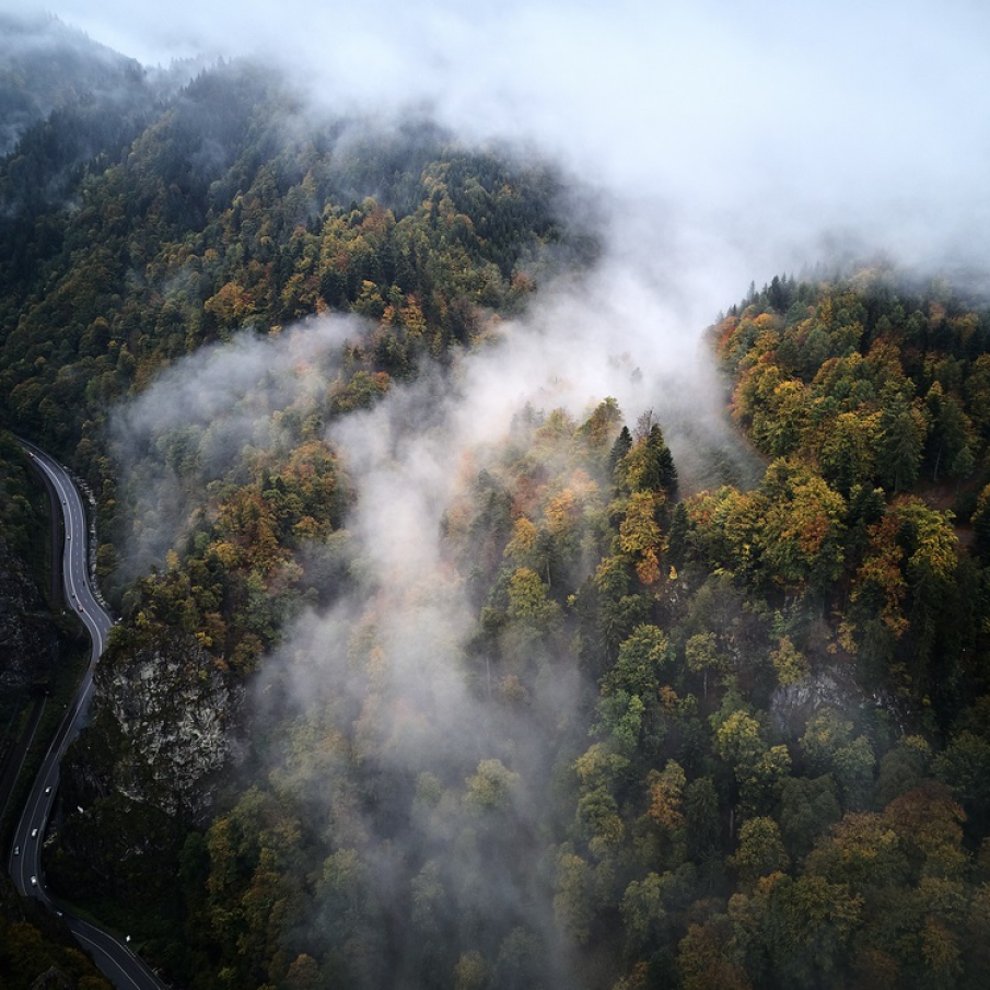 Zbor deasupra unui munte de ceata 