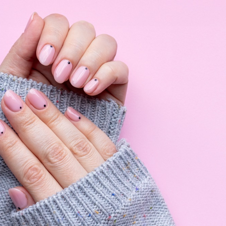 Manichiură cu puncte minimaliste la baza unghiei 