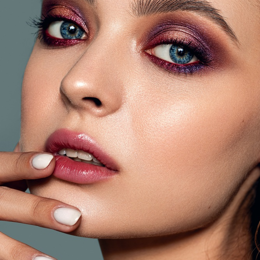 Machiaj special pentru ochii albaștri, în tonuri de arămiu, cu accente de mov 