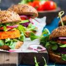 Mâncarea vegană, din ce în ce mai căutată de români. Prăjiturile, burgerii și nuggets vegane, în topul comenzilor Glovo 