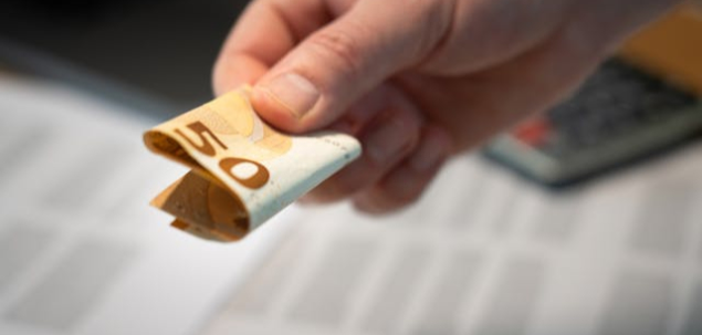 Cum reacționezi în fața unui blocaj financiar (o cheltuială neprevăzută mare, pierderea unei surse de venit)?