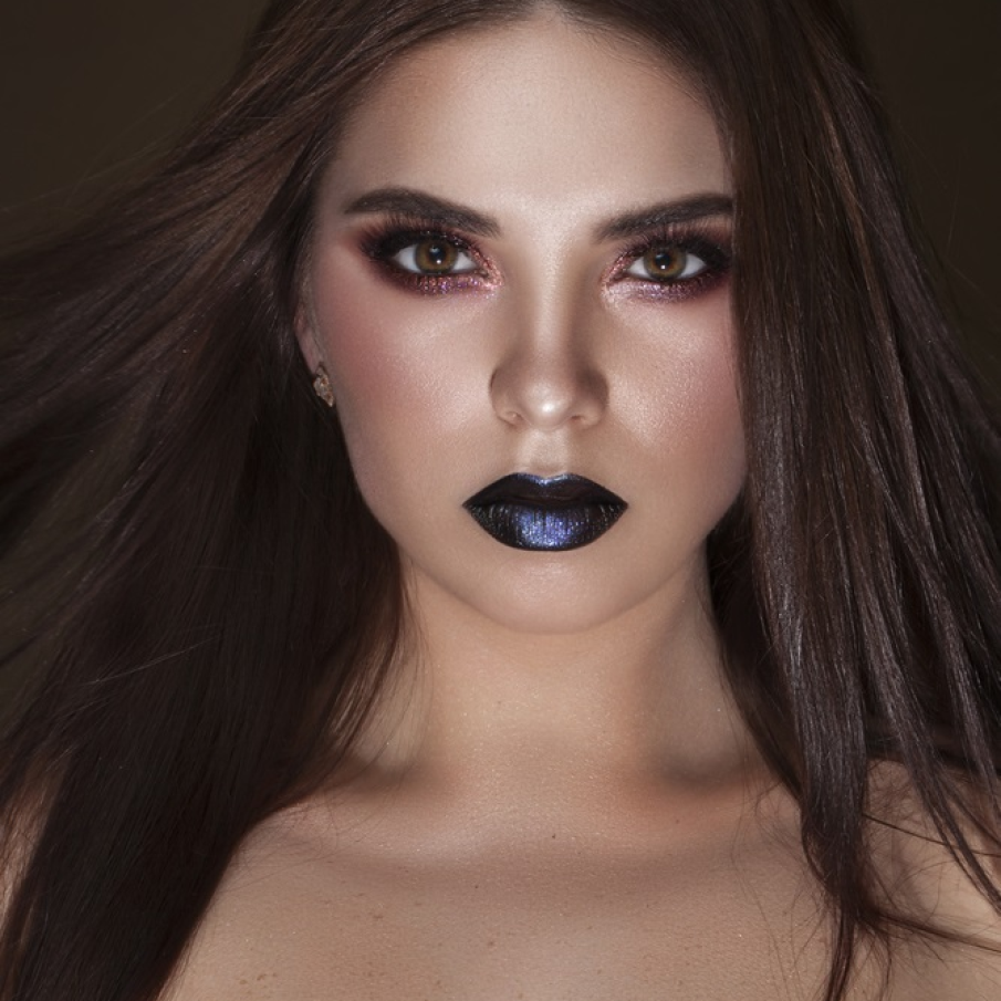 Buze în stil glam rock, acoperite de rujuri strălucitoare în nuanța profundă a afinelor 