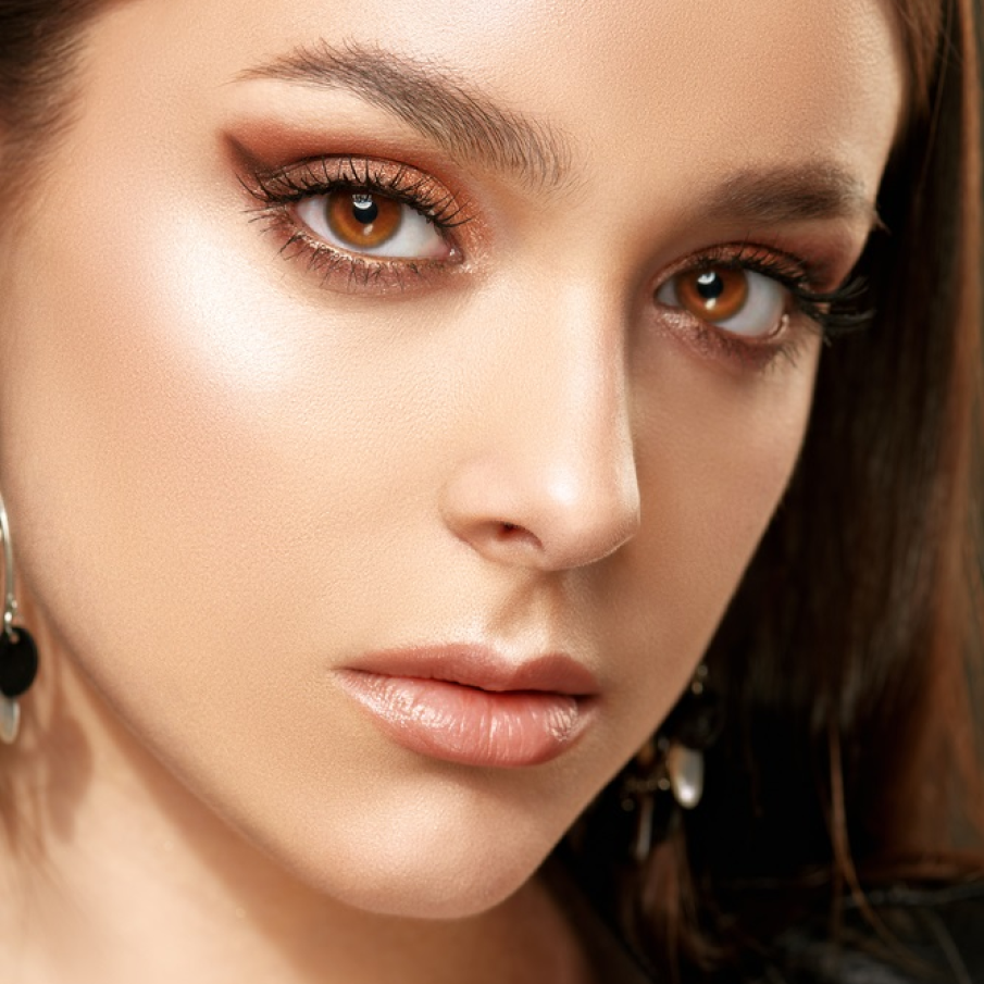 Machiaj în tonuri de maro cald și arămiu, cu codițe trasate cu eyeliner-ul maro 