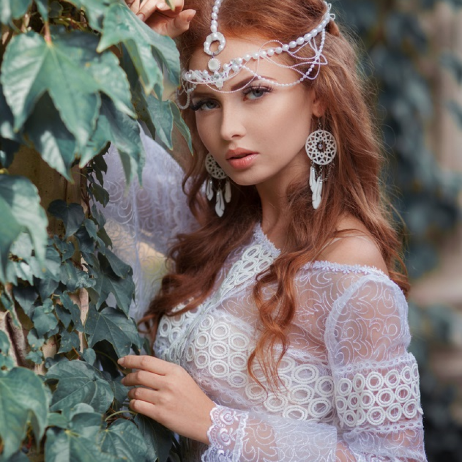 Bijuteriile de cap drapate sunt in tendinte in vara 2020