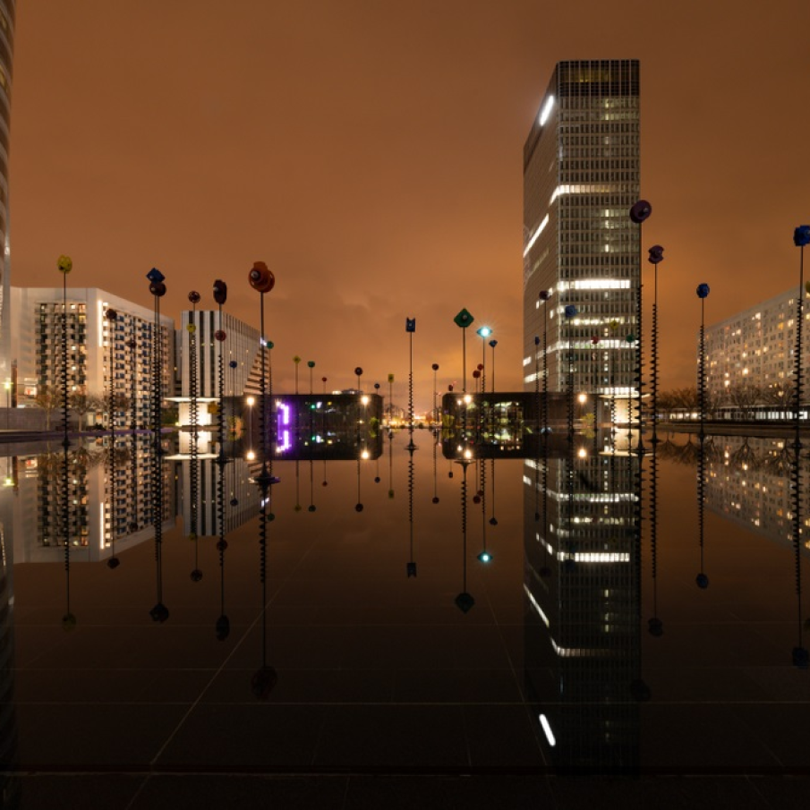 Oglinda perfectă: Cartierul La Defense din Paris surprins noaptea 