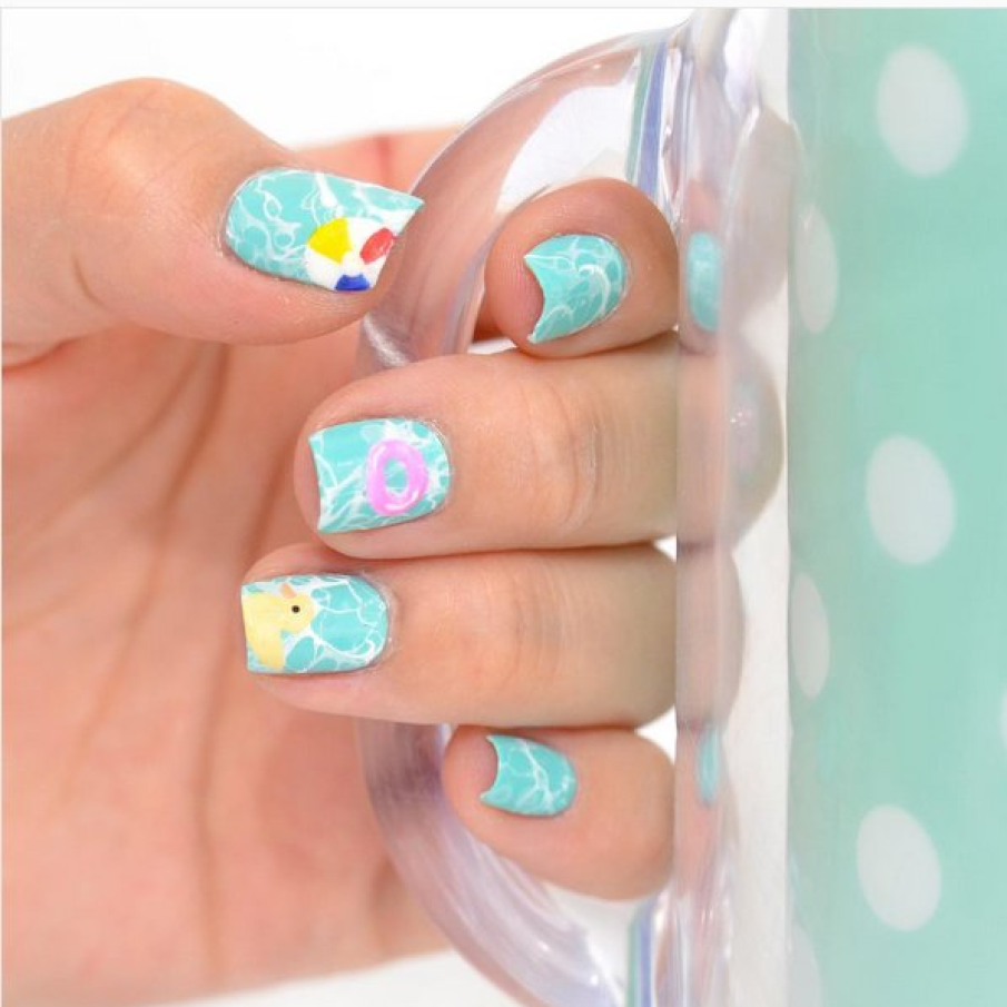 Maniciura Gata de mers la piscina 