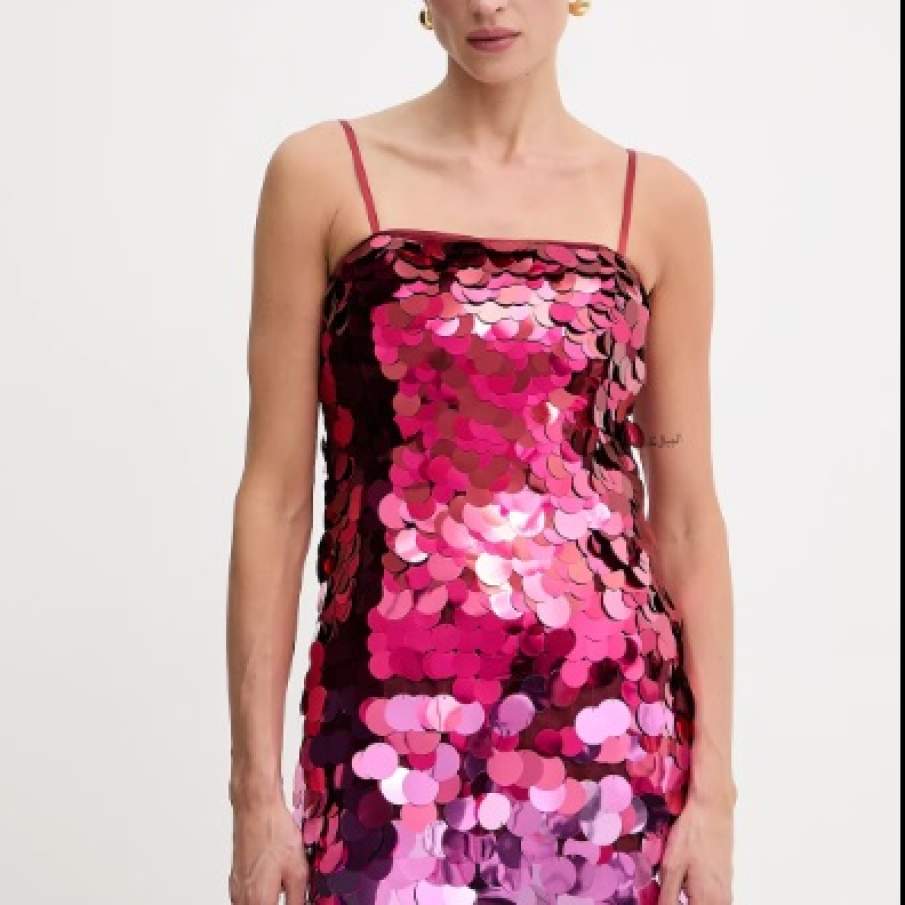 Paietele devin norma în ținutele de zi ale verii 2025: 10 piese vestimentare cu paiete 