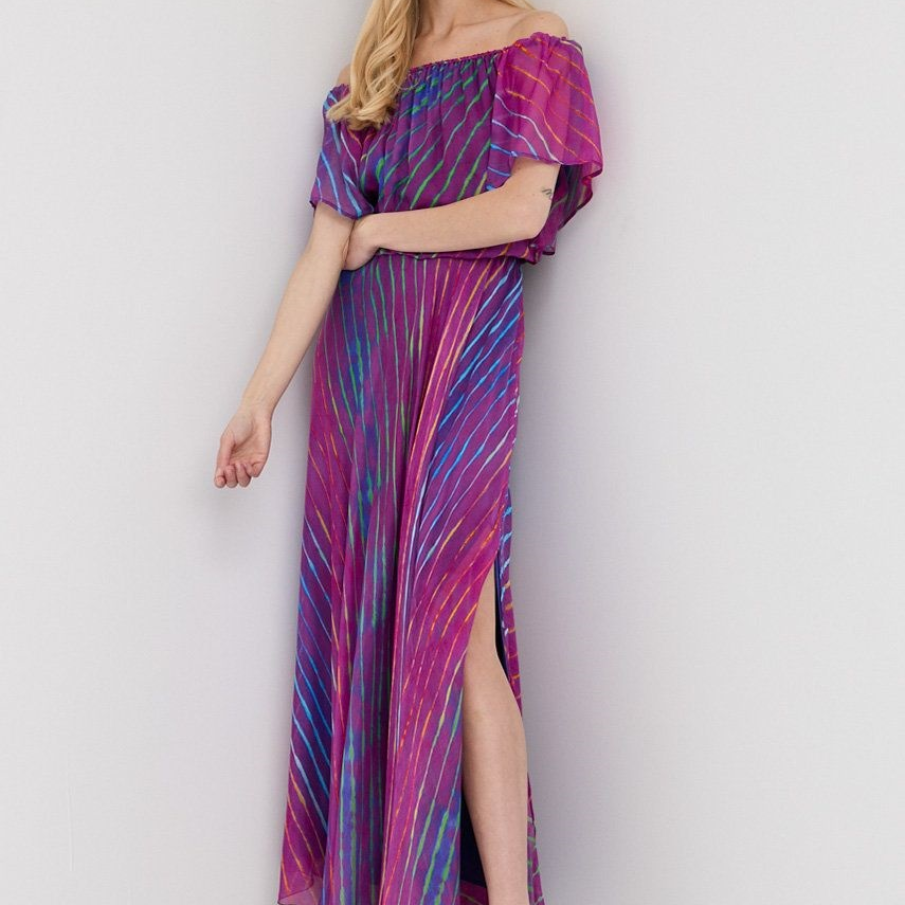 Rochie de mătase maxi Beatrice B, în care predomină violetul. Are șliț pe un picior și umerii dezgoliți