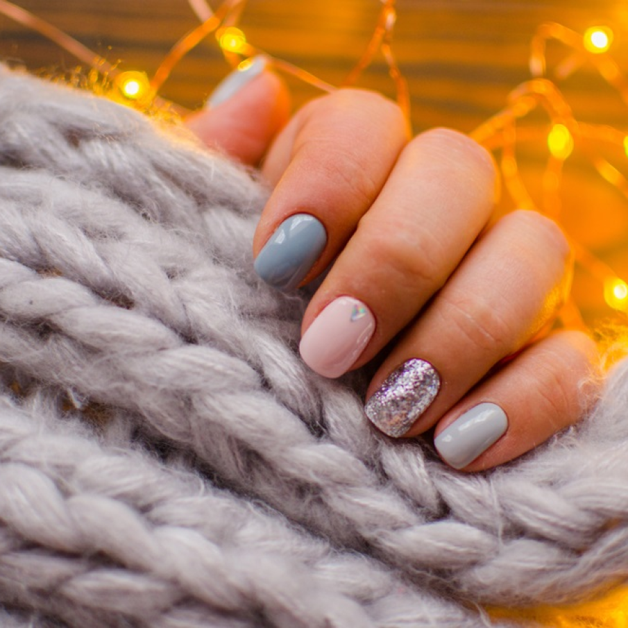 Manichiura in nuante pastelate, cu accente glamourous