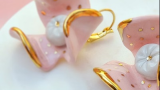 Cercei Gruni masivi, din ceramică, în formă de floare roz, cu detalii aurii, pentru un efect surprinzător 