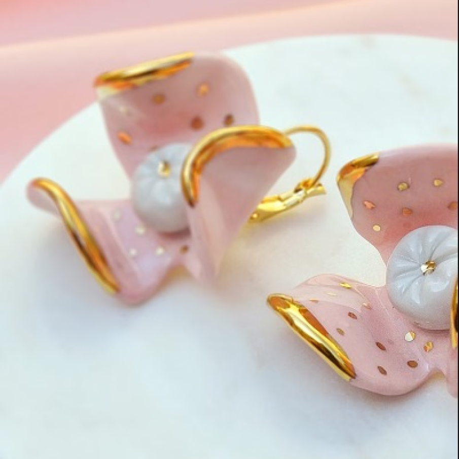 Cercei Gruni masivi, din ceramică, în formă de floare roz, cu detalii aurii, pentru un efect surprinzător 