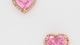 Cercei Kate Spade în formă de inima, cu diverse elemente decorative și cu o piatră centrală în nuanță de roz pur 