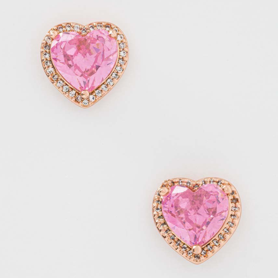 Cercei Kate Spade în formă de inima, cu diverse elemente decorative și cu o piatră centrală în nuanță de roz pur 