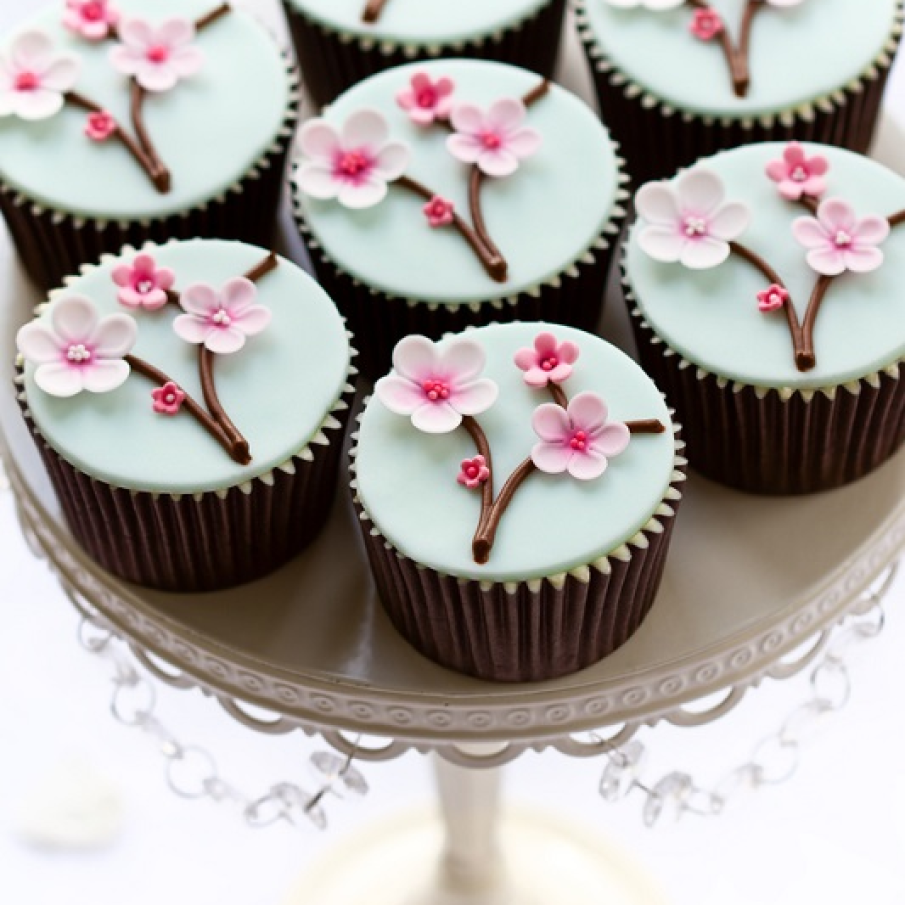 Cupcakes cu flori de primăvară modelate din pastă de zahăr 