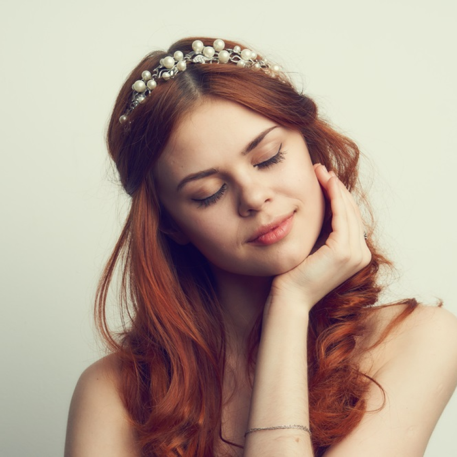 Perlele false - un element decorativ aproape omniprezent in accesoriile de par ale sezonului primavara-vara 2020