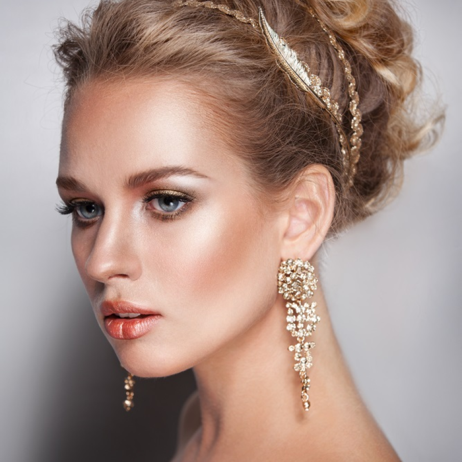 Machiaj natural și glossy în același timp, cu farduri sidefate pe pleoape și sidef și pe buze, perfect pentru o seară de Crăciun sau orice altă seară festivă