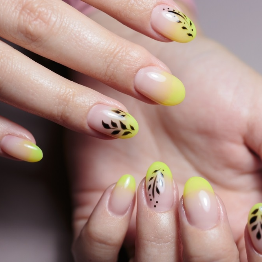 Manichiură french cu baza nude, desen abstract și vârfurile unghiilor înmuiate în galben 